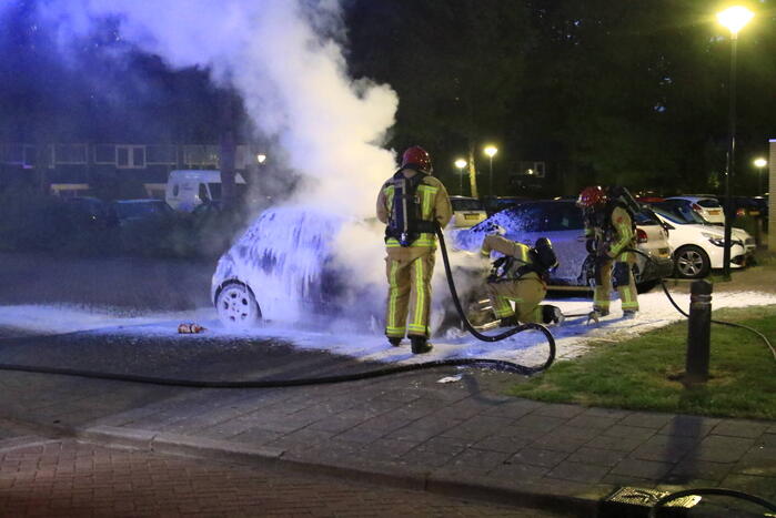 Auto in brand op parkeerplaats