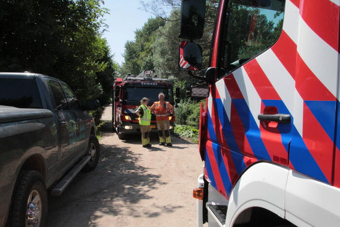 Brandweer blust afvalverbranding