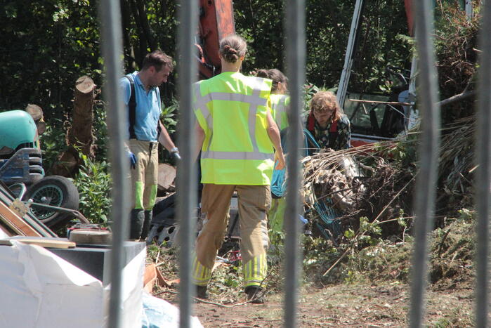 Brandweer blust afvalverbranding