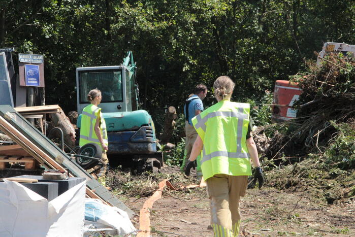 Brandweer blust afvalverbranding