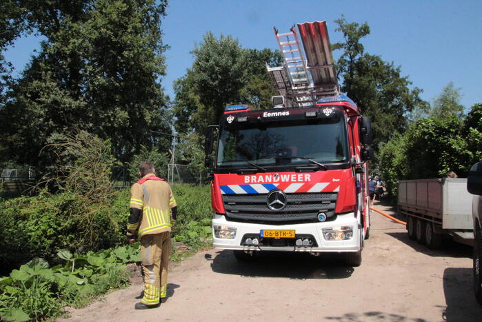 Brandweer blust afvalverbranding