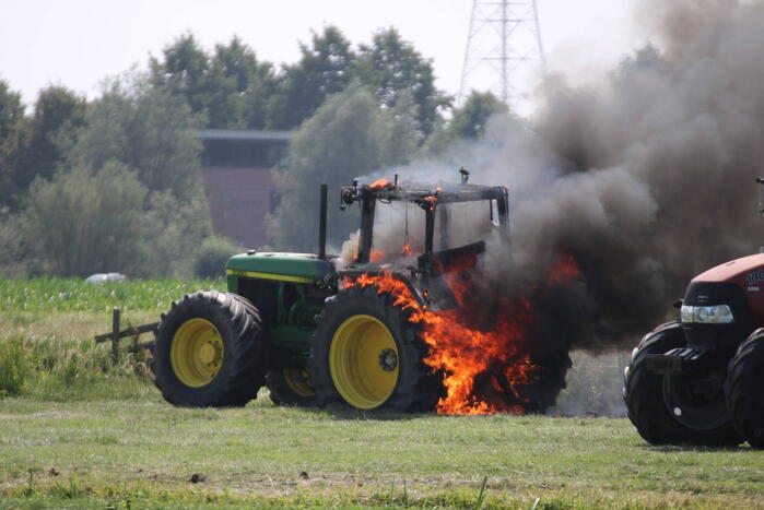 Tractor gaat in vlammen op