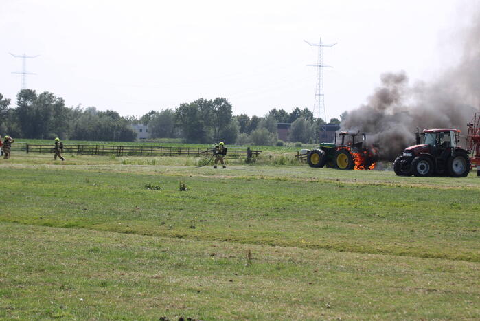 Tractor gaat in vlammen op