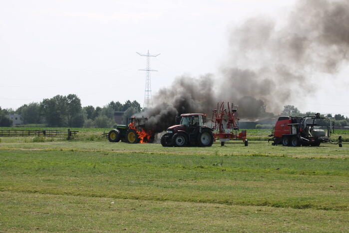 Tractor gaat in vlammen op