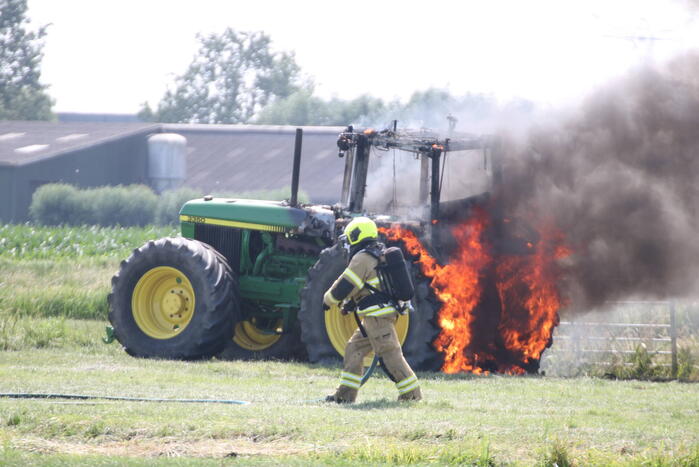 Tractor gaat in vlammen op