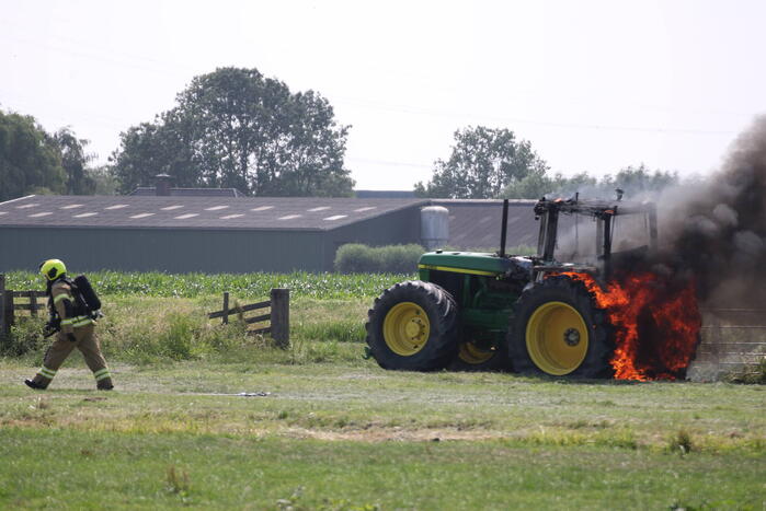 Tractor gaat in vlammen op