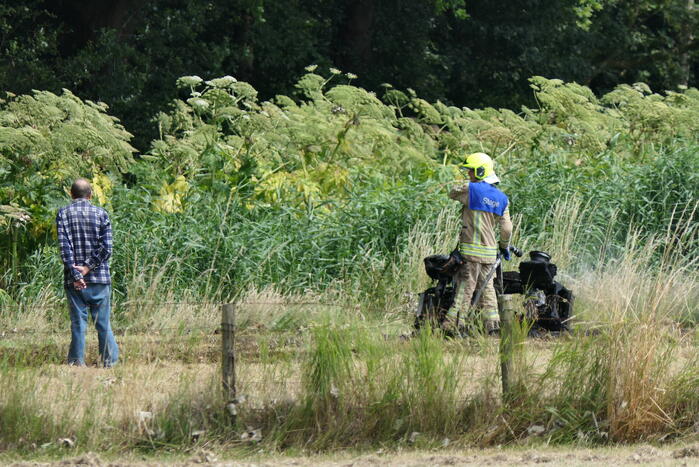Grasmaaier vat vlam in weiland