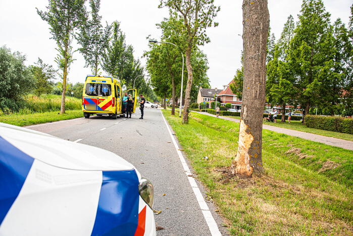 Gewonde nadat dronken persoon tegen boom rijdt