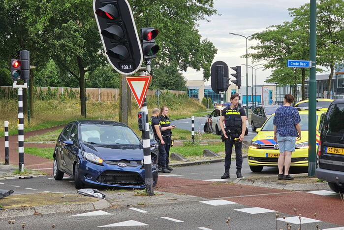 Automobilist botst op verkeerslicht