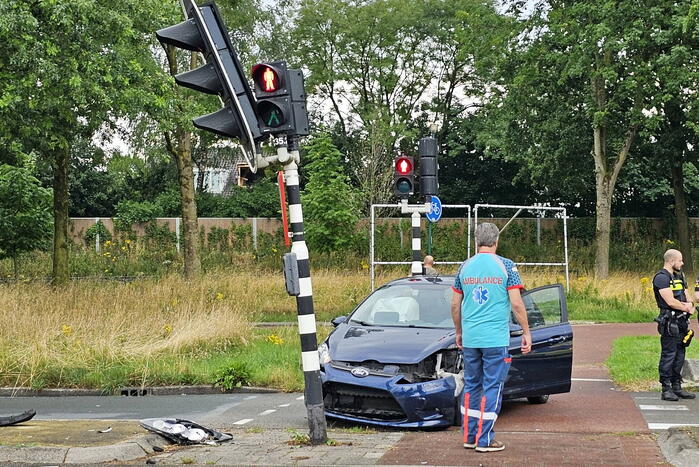 Automobilist botst op verkeerslicht