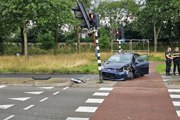 Automobilist botst op verkeerslicht