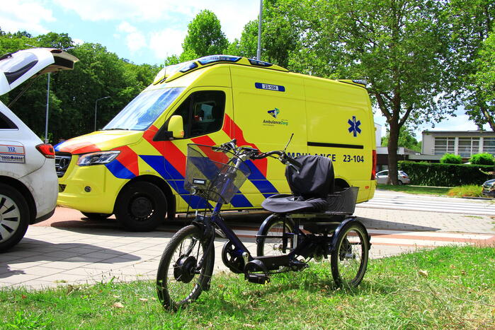 Automobilist rijdt door na botsing met driewieler