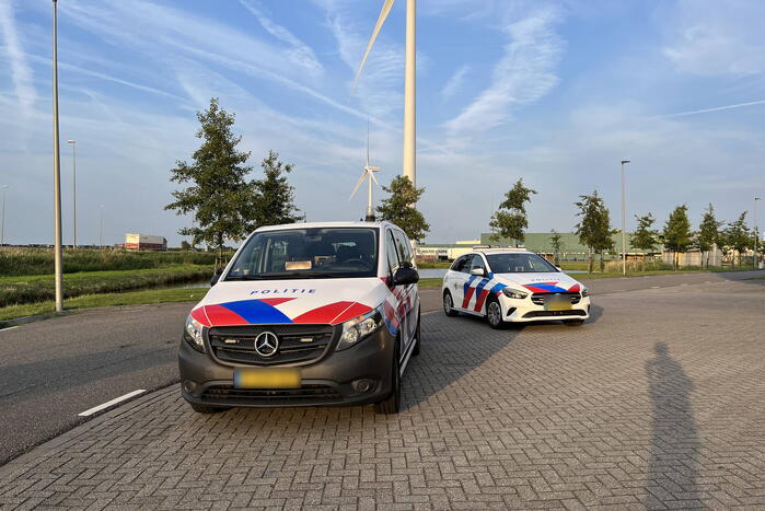 Auto belandt ondersteboven in sloot