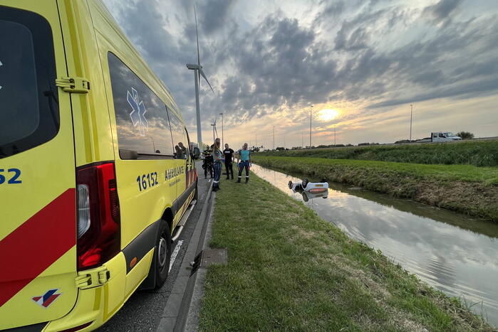 Auto belandt ondersteboven in sloot