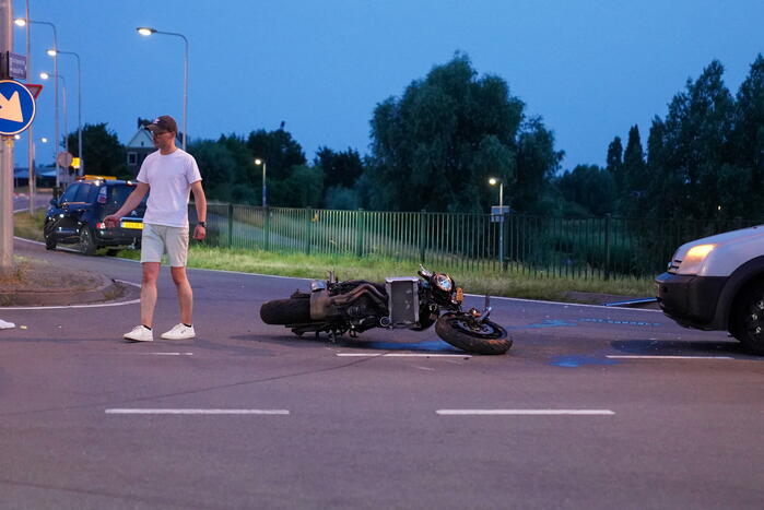 Motorrijder zwaargewond na zware botsing