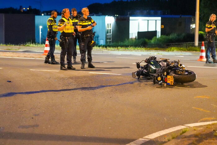 Motorrijder zwaargewond na zware botsing