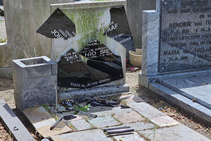 Meerdere graven vernield op begraafplaats