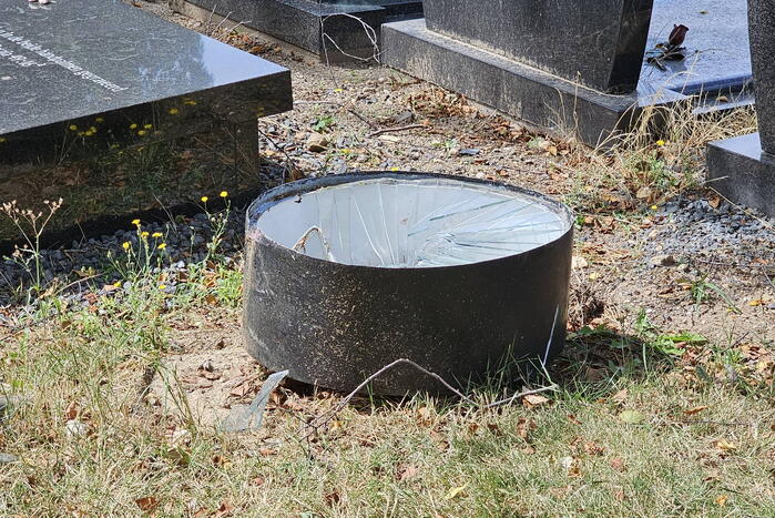 Meerdere graven vernield op begraafplaats