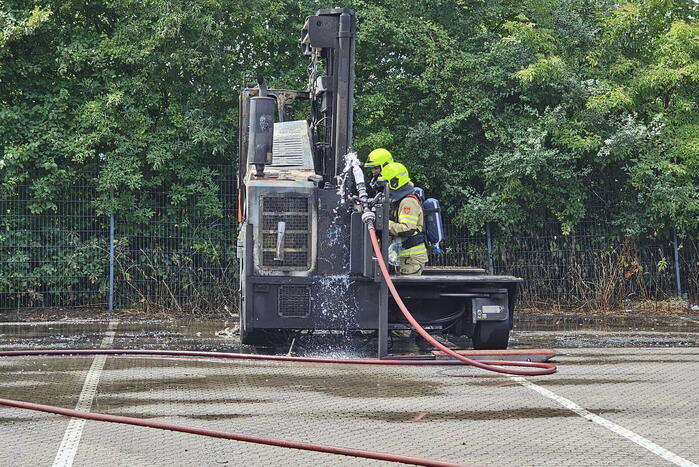 Brandweer blust brand in heftruck
