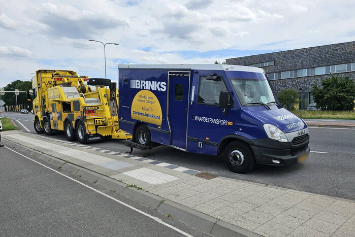 Politie bewaakt gestrande geldwagen