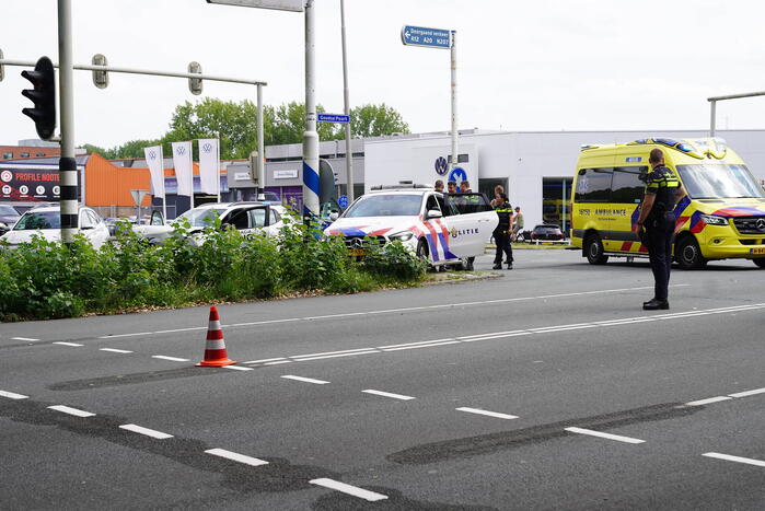 Politiewagen en personenwagen botsing op kruising