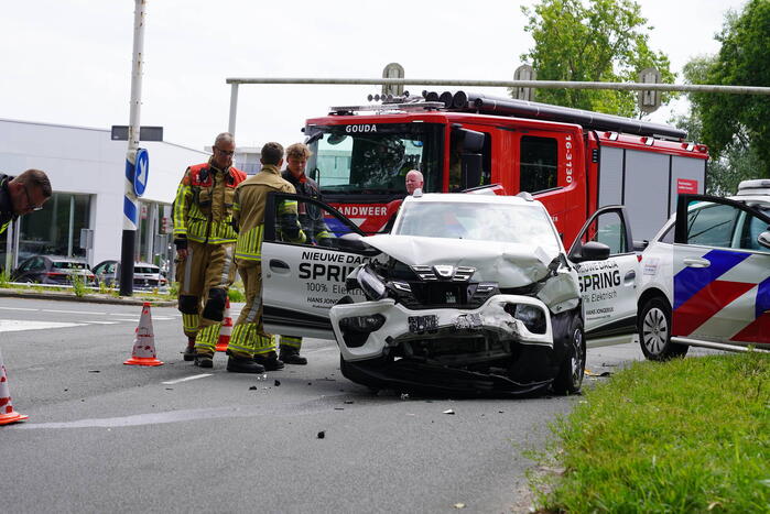 Politiewagen en personenwagen botsing op kruising