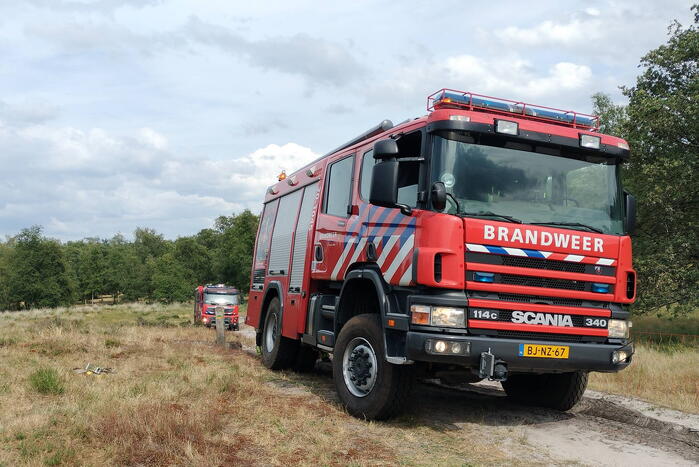 Militaire voertuig ingezet voor bestrijden van natuurbrand