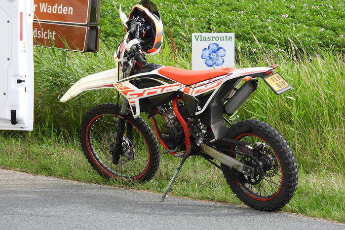 Automobilist ziet crossmotor over het hoofd