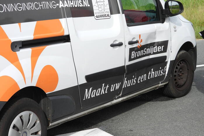 Automobilist ziet crossmotor over het hoofd