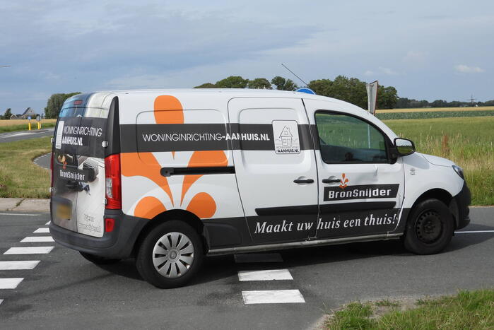 Automobilist ziet crossmotor over het hoofd