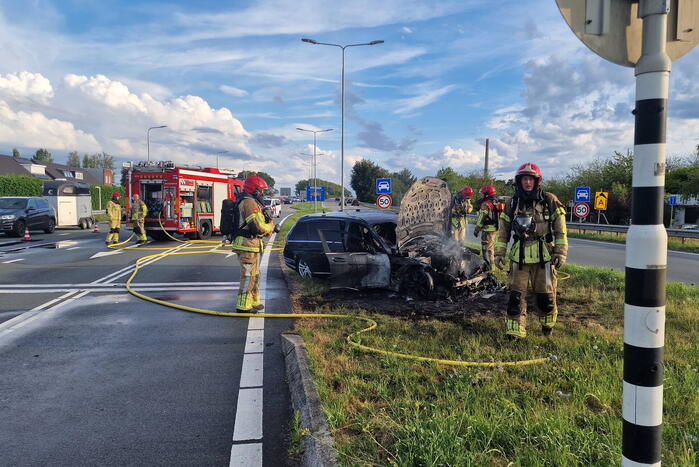 Personenwagen verwoest door brand