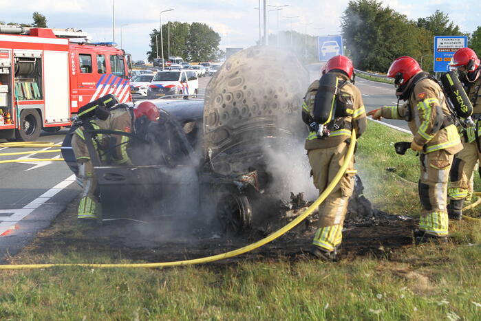 Personenwagen verwoest door brand