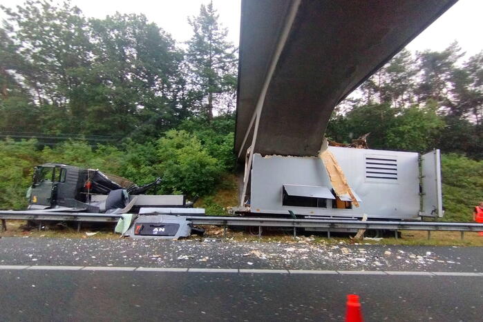 Enorme schade nadat vrachtwagen tegen viaduct rijdt
