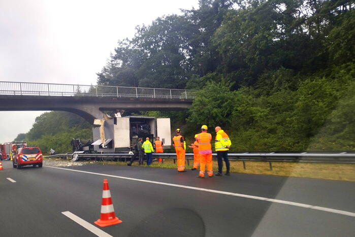 Enorme schade nadat vrachtwagen tegen viaduct rijdt