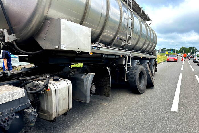Vrachtwagen verliest wiel en veroorzaakt ongeluk