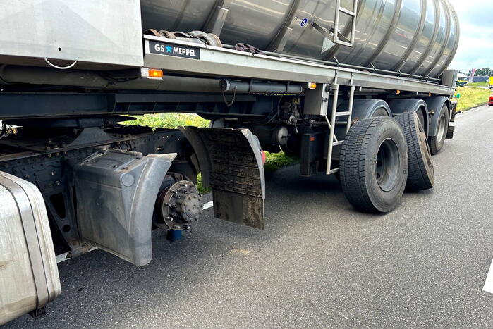 Vrachtwagen verliest wiel en veroorzaakt ongeluk