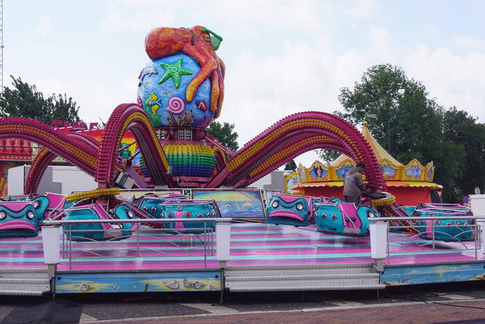 Opbouw kermis vissersdorp in volle gang