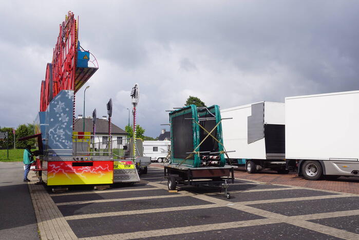 Opbouw kermis vissersdorp in volle gang