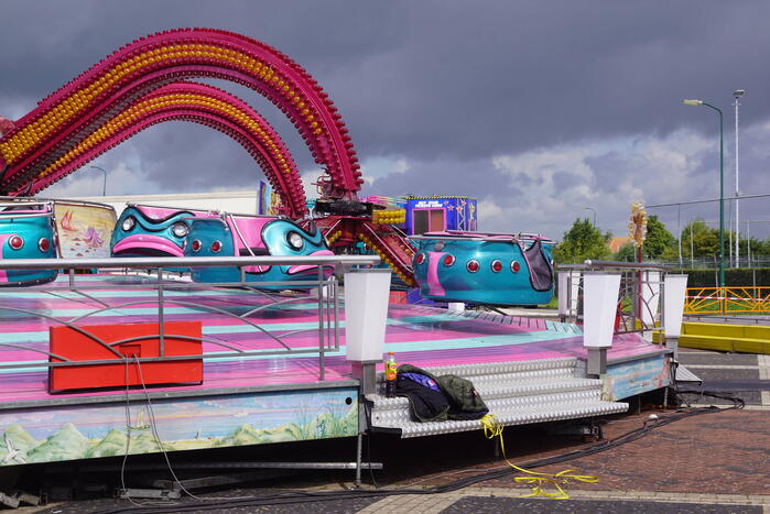 Opbouw kermis vissersdorp in volle gang