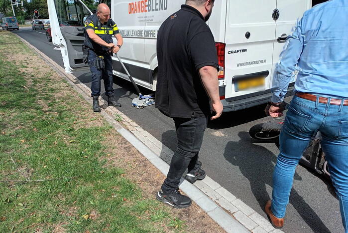 Brommer vast onder bestelbus door botsing