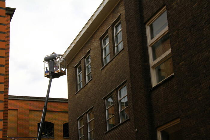 Straat afgezet door brand op dak van muziekschool