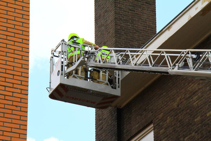 Straat afgezet door brand op dak van muziekschool