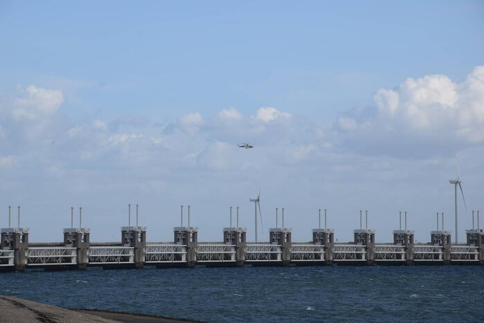 Grote zoekactie naar vermiste surfer rondom Oosterscheldekering