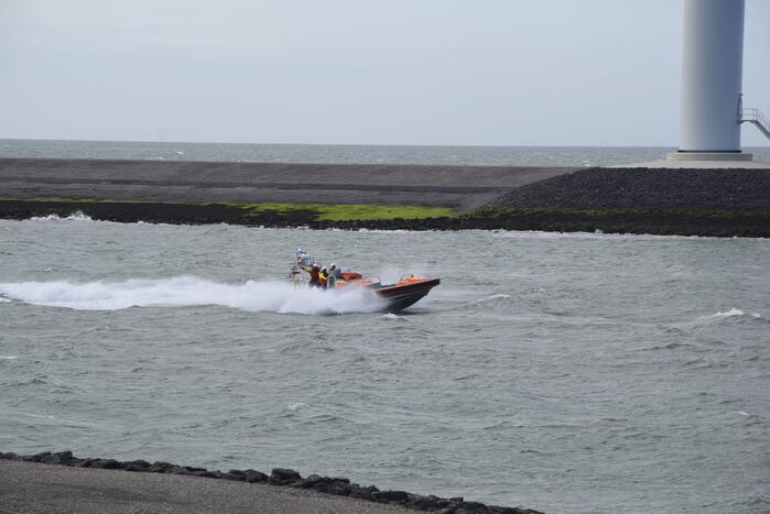 Grote zoekactie naar vermiste surfer rondom Oosterscheldekering