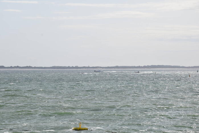 Grote zoekactie naar vermiste surfer rondom Oosterscheldekering