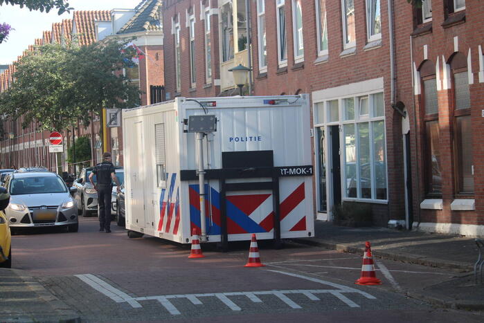 Overleden vrouw aangetroffen in woning, twee mannen aangehouden