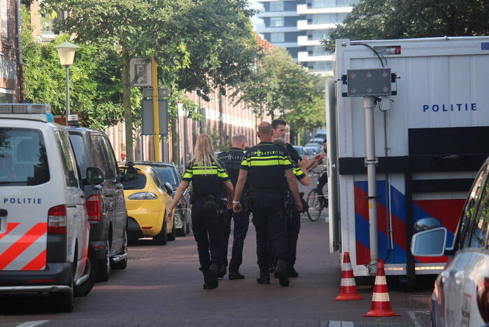 Overleden vrouw aangetroffen in woning, twee mannen aangehouden