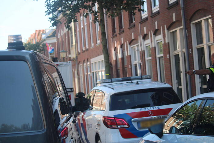 Overleden vrouw aangetroffen in woning, twee mannen aangehouden