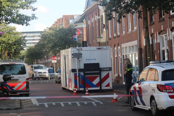 Overleden vrouw aangetroffen in woning, twee mannen aangehouden