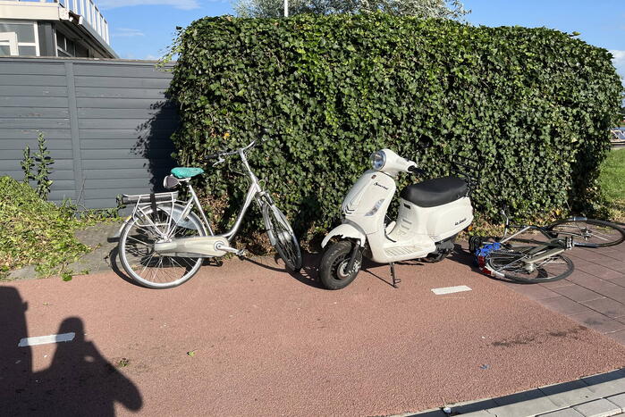 Scooterrijder en fietser in botsing